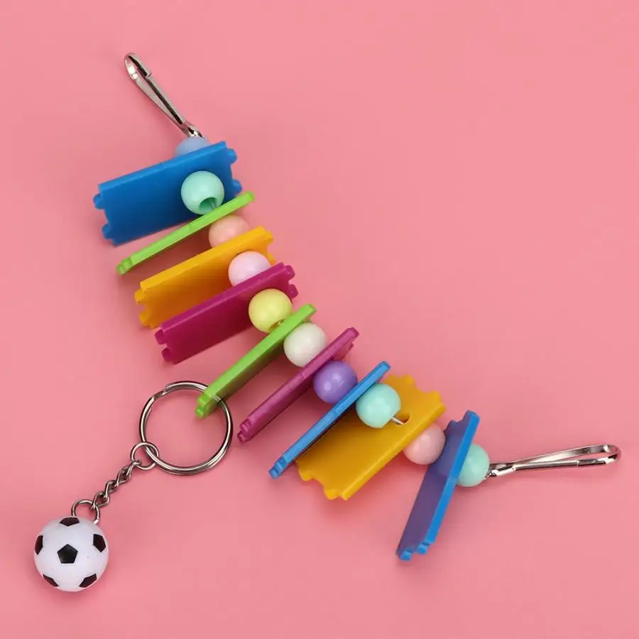 Жевательная игрушка для птиц красочные пластиковые с футбольной клеткой