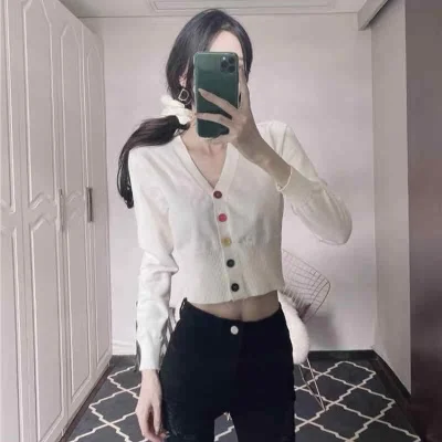 Женский облегающий короткий топ с v-образным вырезом и цветными пуговицами