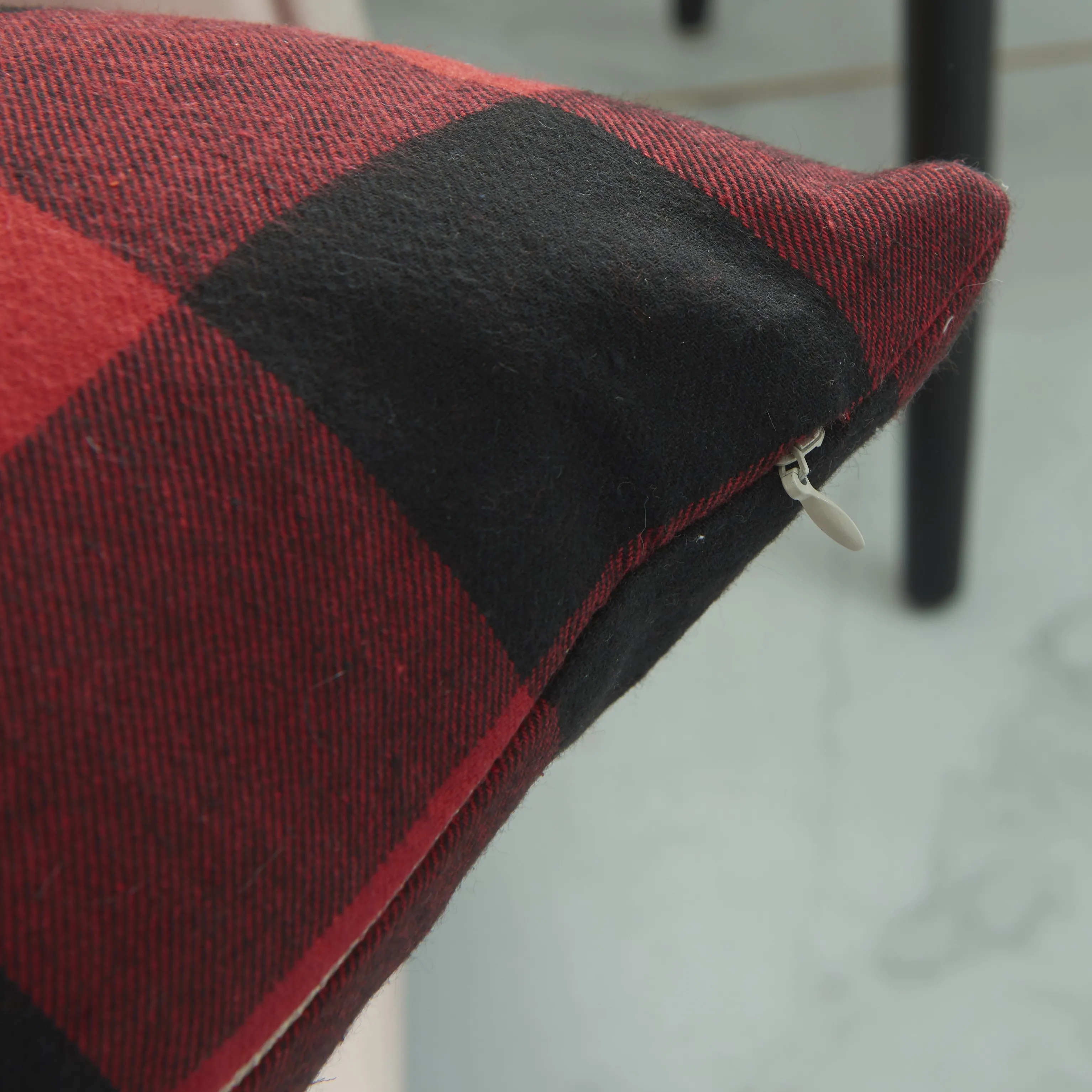 Полиэфирная хлопковая красная и черная клетчатая обнимающая наволочка домашняя