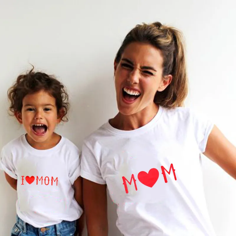 Модные футболки; забавные Семейные футболки с надписью «i love mom»; Летние Семейные комплекты с короткими рукавами; одежда для мамы и детей