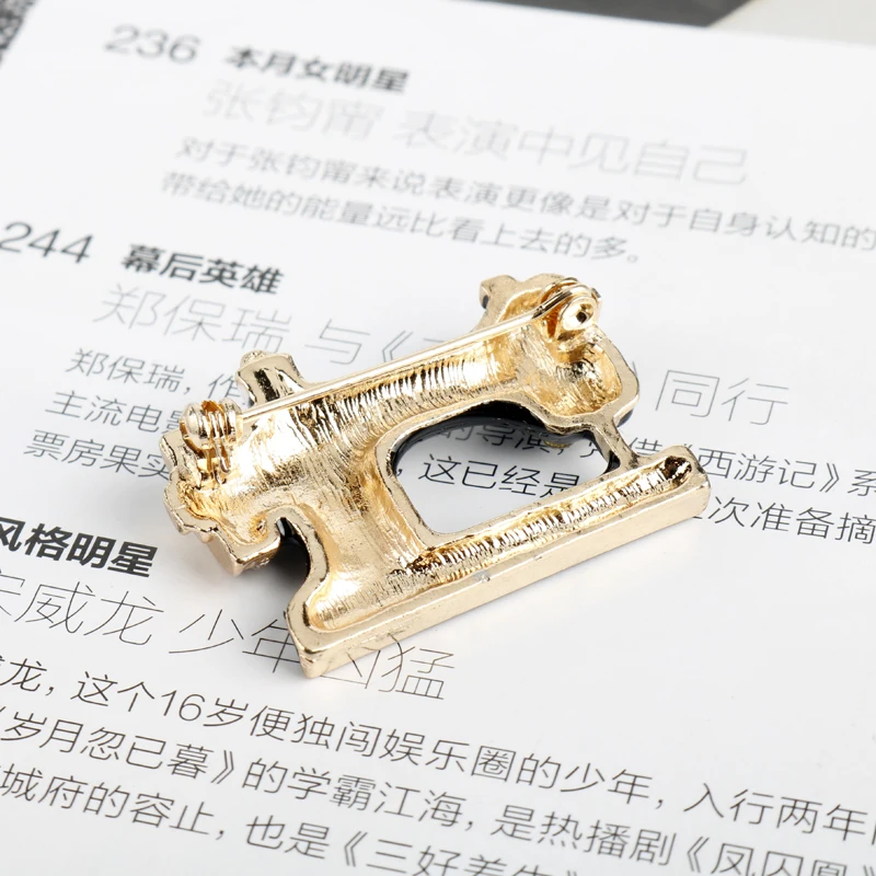 

Thimble Needle Thread Seamstress Black Sewing Machine Brooch Women Pin Brooches Enamel Pins Denim Jacket Pin Badge Gift Jewelry