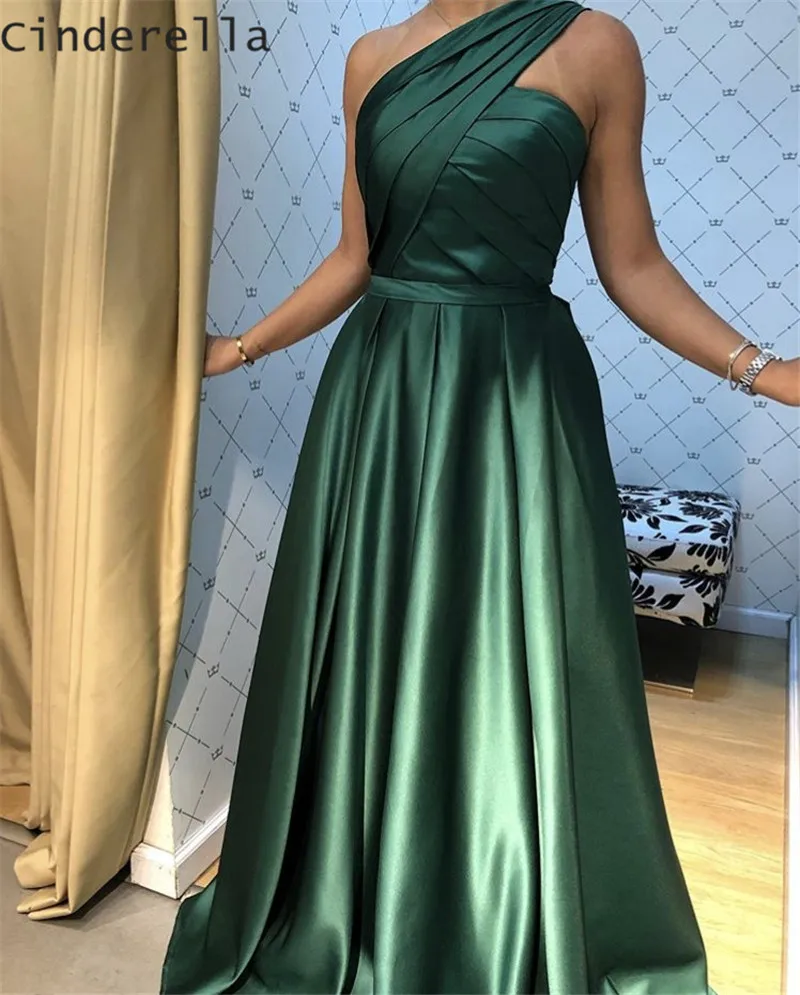 Атласное плиссированное платье трапеция пикантное длинное на одно плечо без