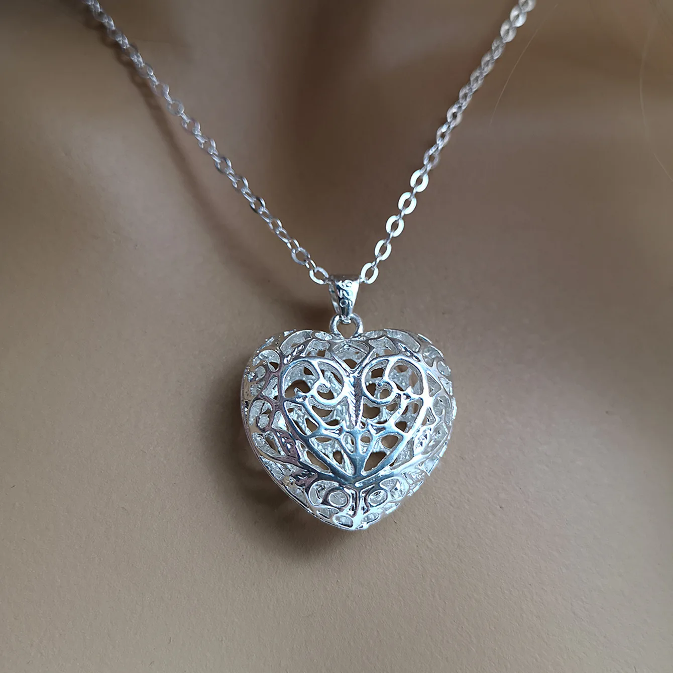

S 925 Sliver Hollow Carved Pattern Heart Pendant Necklace Temperament Sliver Color Design For Women Banquet Wedding Jewelry