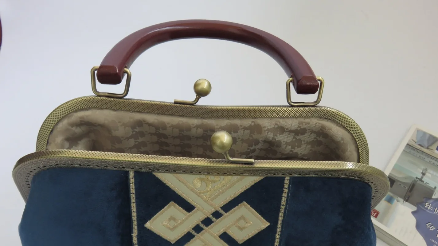 

Elegant Handbag Women's Chinese Retro Wood Handle Velvet Embroidered Dinner Dress Bag
