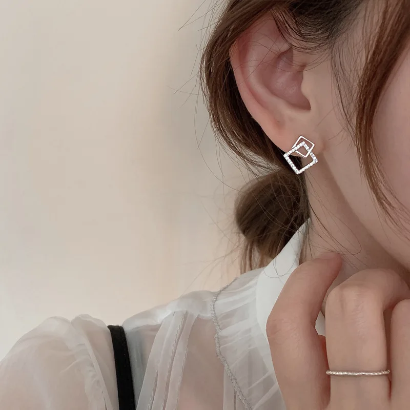 Женские серьги-гвоздики серебряного цвета с кубическим цирконием | Украшения и