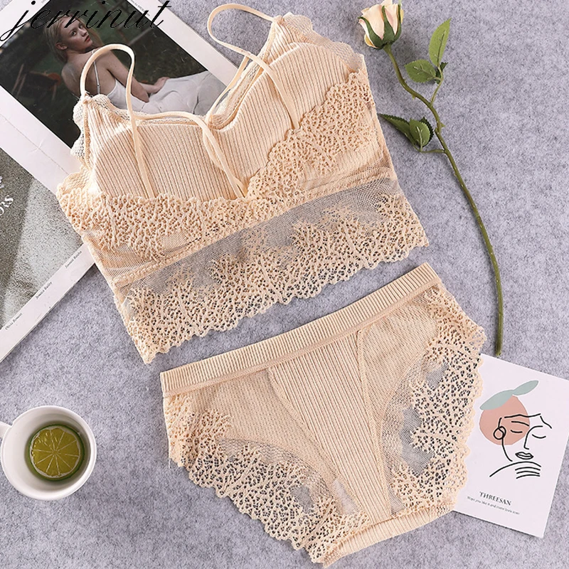 Комплект женского кружевного нижнего белья с бюстгальтером пуш-ап и трусиками |