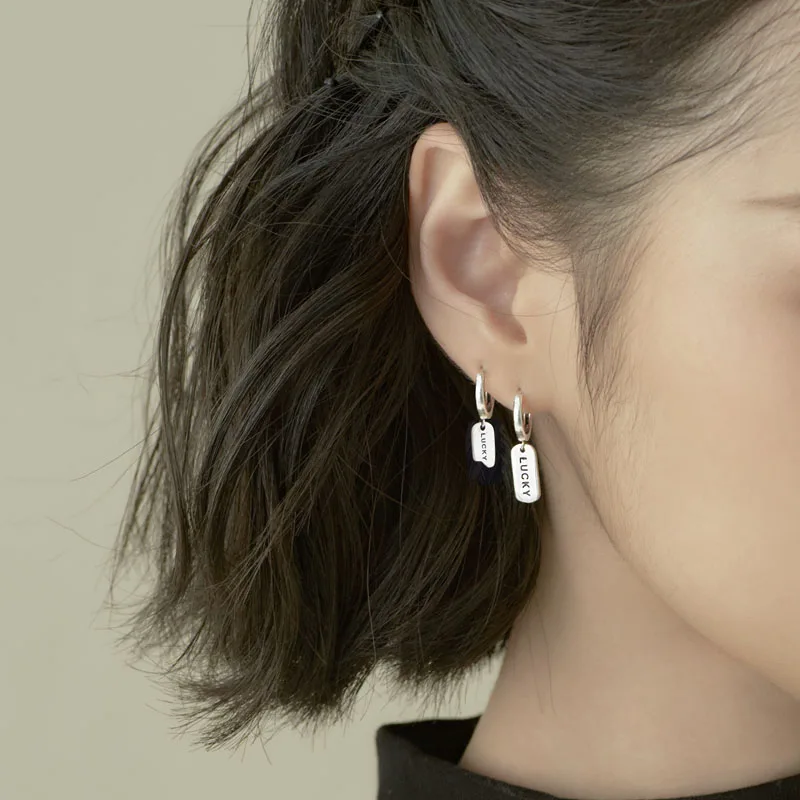 

POPACC 925 стерлингового серебра «Lucky Letter квадратный асимметричные серьги в виде колец, простые серьги для женщин, ювелирные изделия