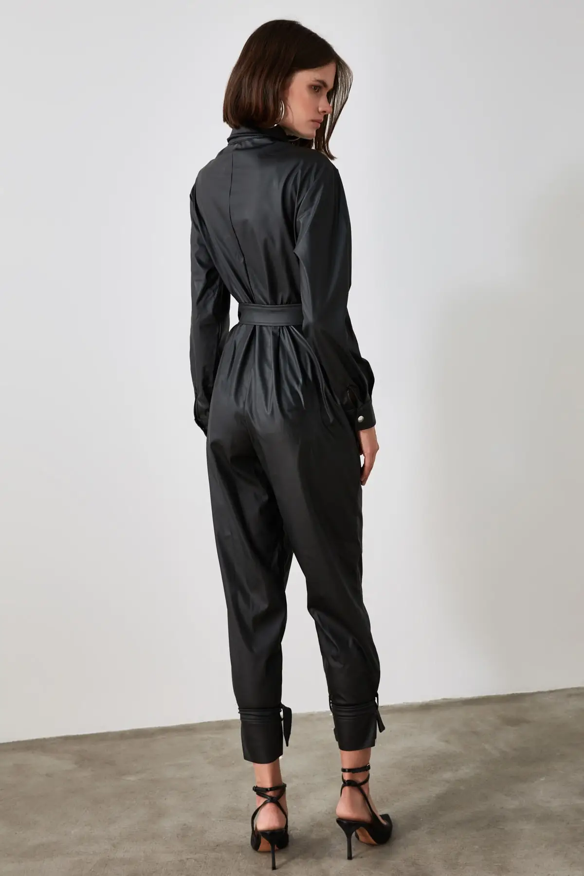 

Trendyol Arched Leather Looking Jumpsuit TWOAW21TU0014