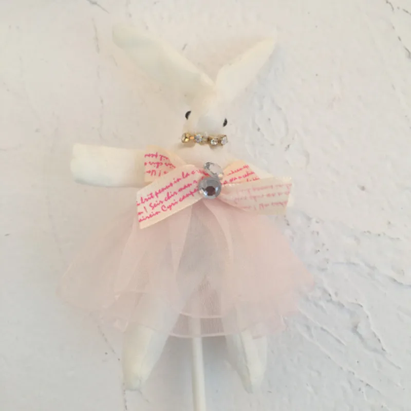 Торт фигурки жениха и невесты С милым бантом меховым помпоном в форме кролика