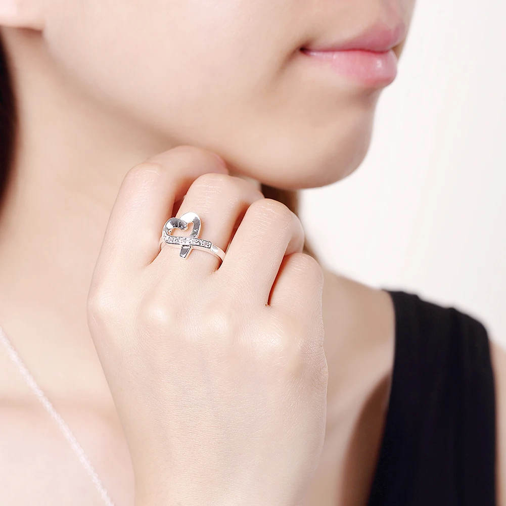 Женское кольцо из серебра 925 пробы с фианитом