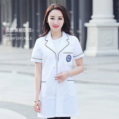 Женский белый пиджак и медсестра в салоне красоты с коротким рукавом