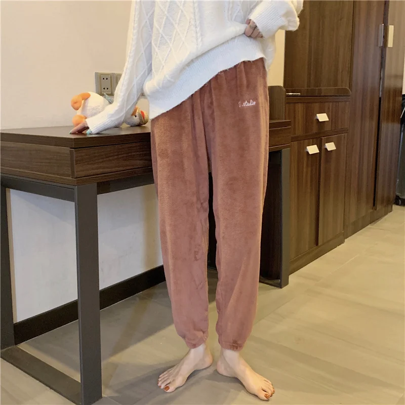 Утолщенные бархатные брюки кораллового цвета сохраняют тепло. Вы можете носить