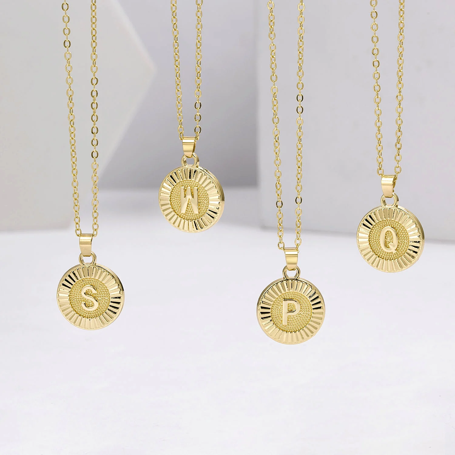 

2022 New Luxury Fashion 26 Letter Pendant Necklace For Women Gold Color Round Name Initials Chain Necklace Top Quality Jewelry