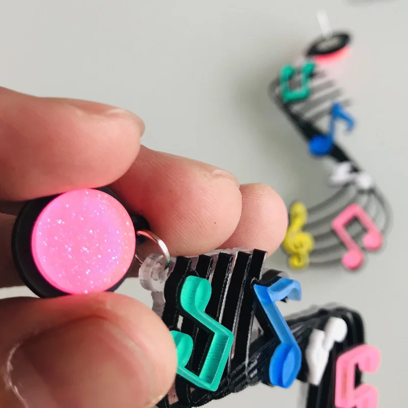 Разноцветные серьги подвески с музыкальными нотами собственного дизайна