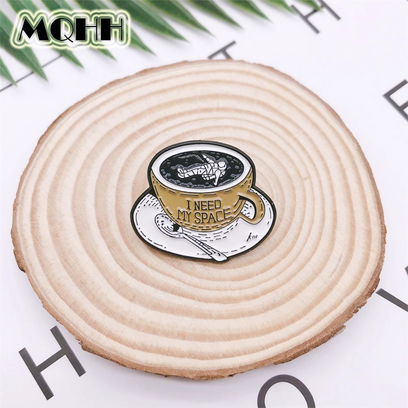 Мультяшная забавная эмалированная брошь в виде кофейной чашки астронавта