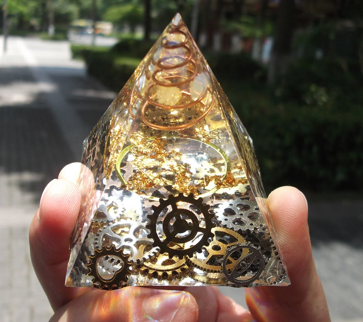 

Orgonite Improve Fortune Help Business Tower Natural Crystal Energy Orgone Pyramid Decoration Process Resin Lucky Gift