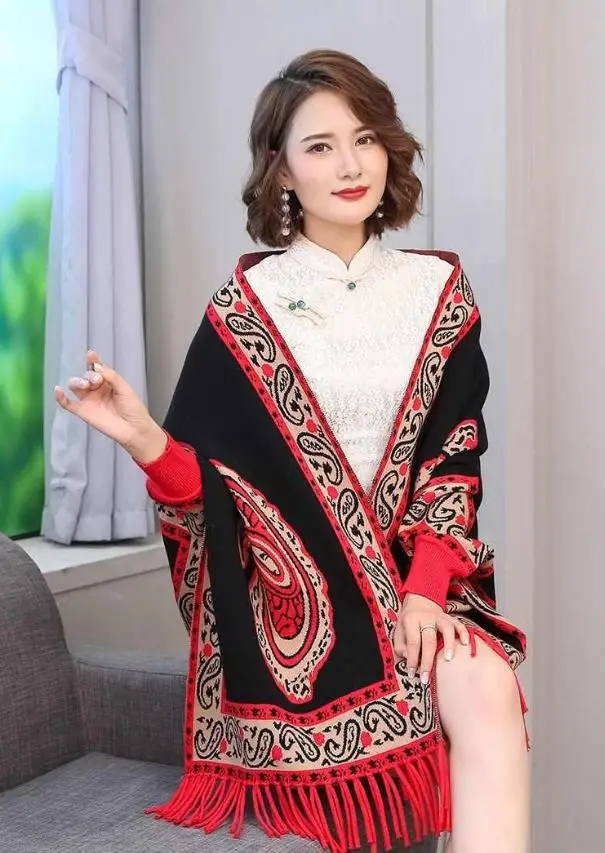 Модный теплый свитер с принтом в национальном стиле пончо кисточками женский