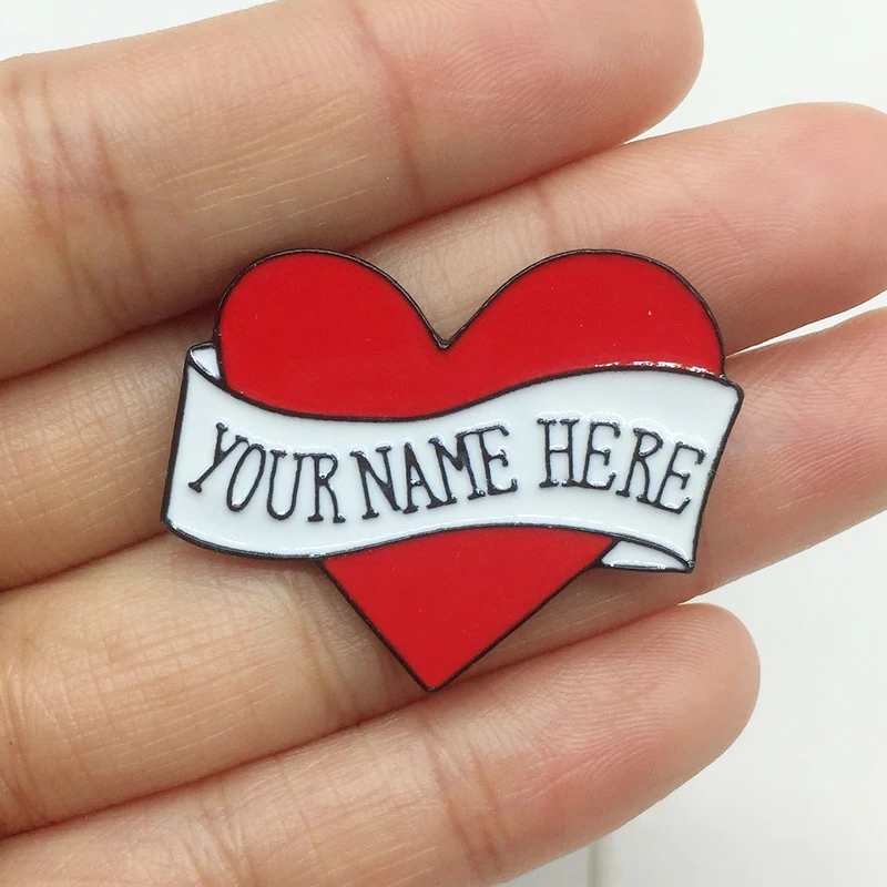 Красная металлическая эмалированная брошь с надписью You Name Here | Украшения и