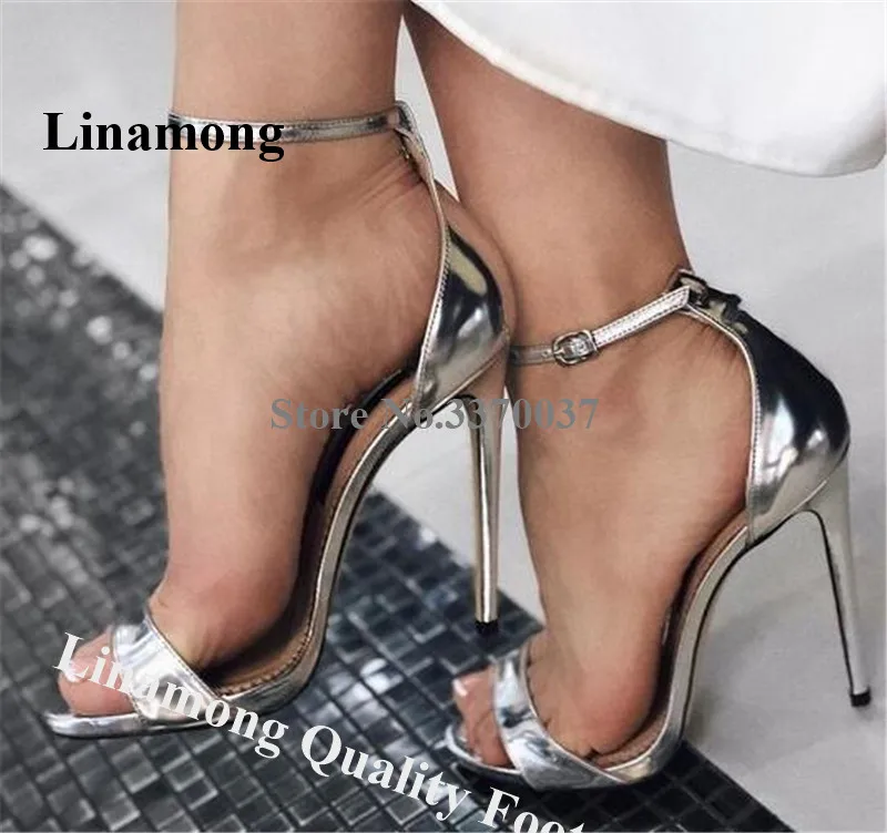 Очаровательные женские босоножки из лакированной кожи серебристые на тонком