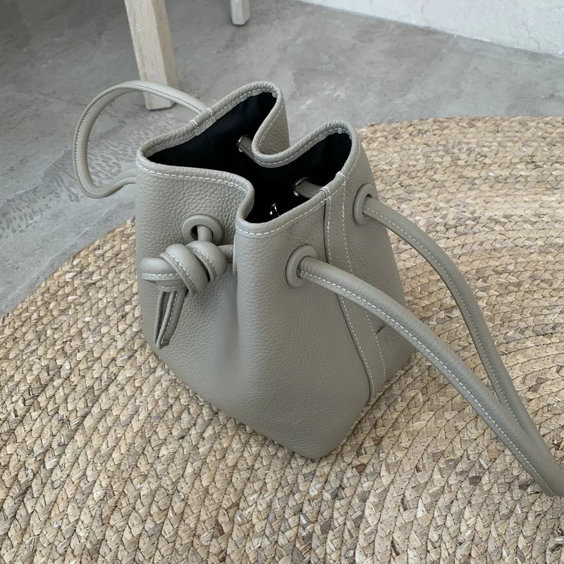 Первый слой кожаная сумка ведро ниша дизайн Drawstring через плечо Японские Женские