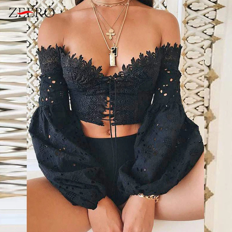 Женская кружевная блузка с открытыми плечами белая ажурная черного цвета