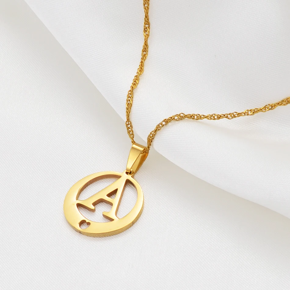 ожерелье на английском. подвеска-буква v. цепь с надписью. именные кулоны. именная цепочка из золота.