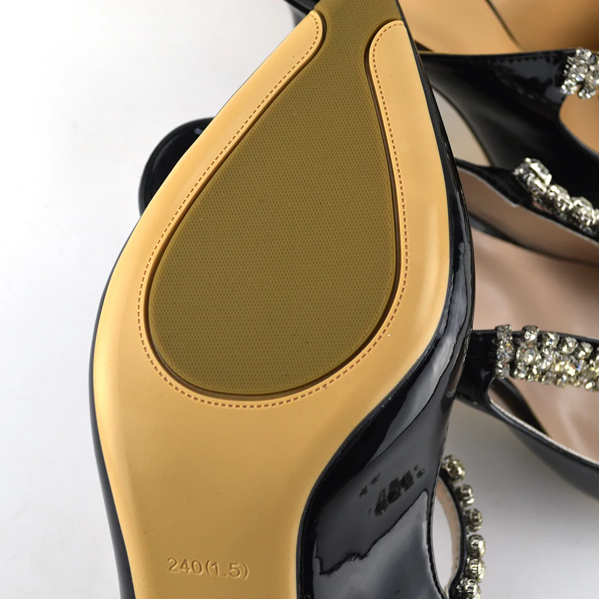 

Pointed Korean Women's Sandals Buckle Fashion Show Temperament Middle Heel Women's Shoes
