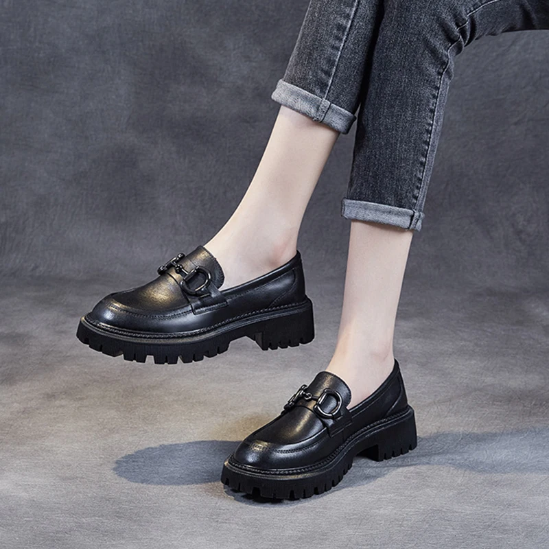 Маленькие кожаные туфли для женщин весенние лоферы на платформе педаль с пряжкой