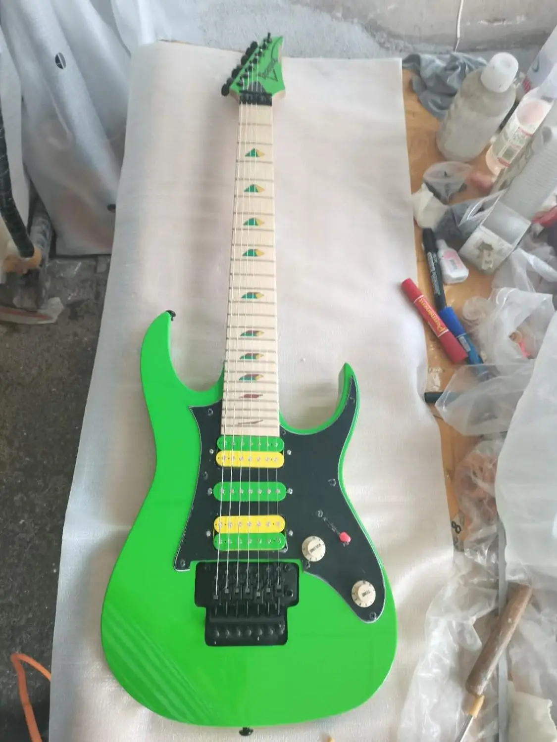 Бесплатная доставка электрогитары 7 струнная гитара черный пикап черные