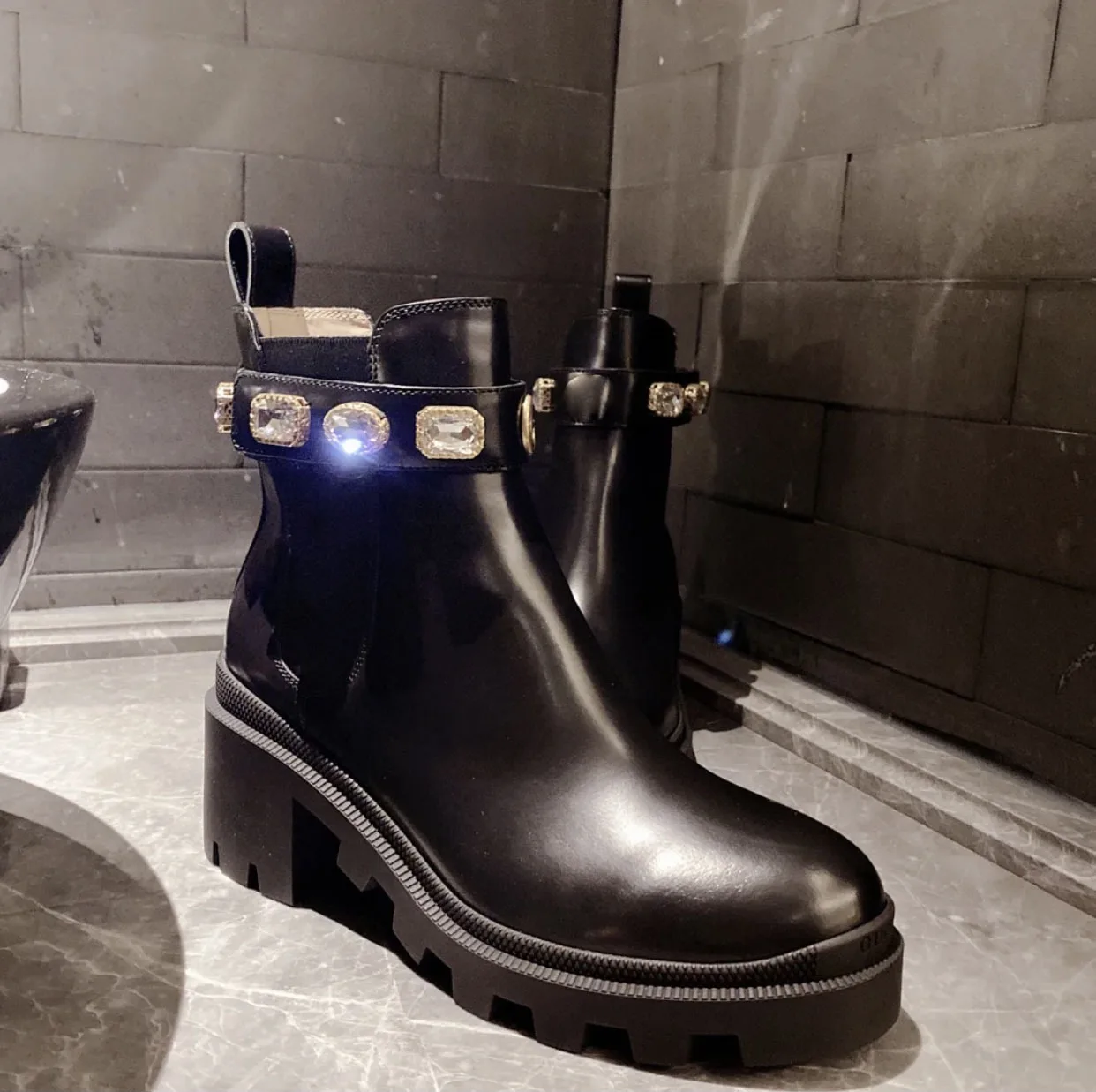 Зимние классические короткие ботинки челси женские Martin с алмазной пуговицей