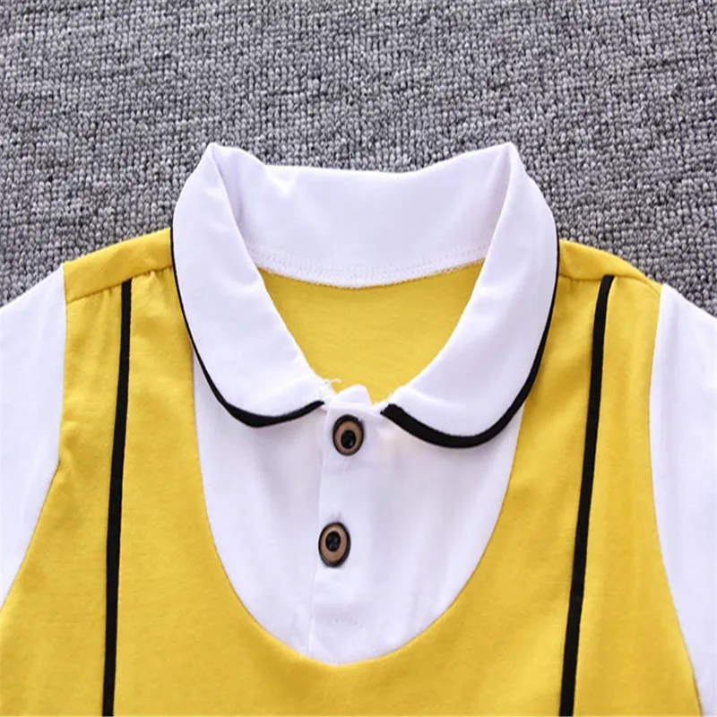 Комплект одежды для мальчиков из 2 предметов: футболка + шорты в полоску |