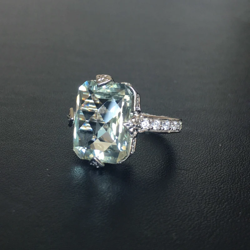 Женское кольцо из серебра 925 пробы с натуральным зелёным аметитом 10 карат |