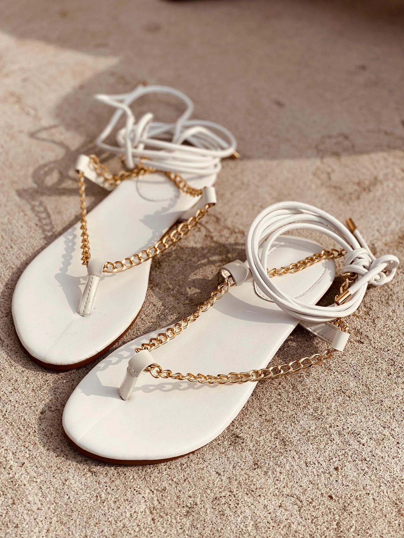 

2021 Cross Tied Sandals Women Casual Shoes Solid Colors Summer Beach Sandals Chain Decoration Simple Flat Shoes Ladies Out Shoes