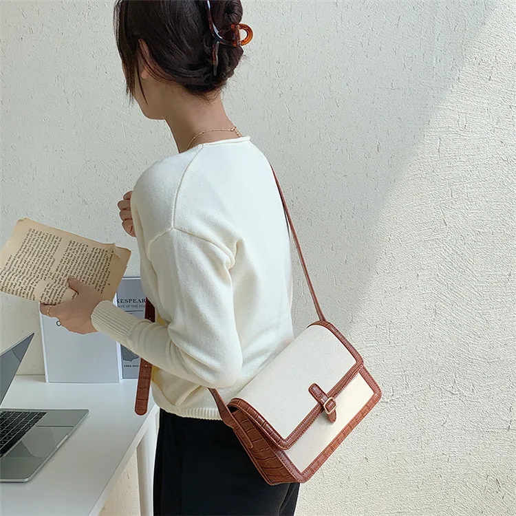 Сумка-мессенджер на плечо с регулируемым ремешком контрастных цветов