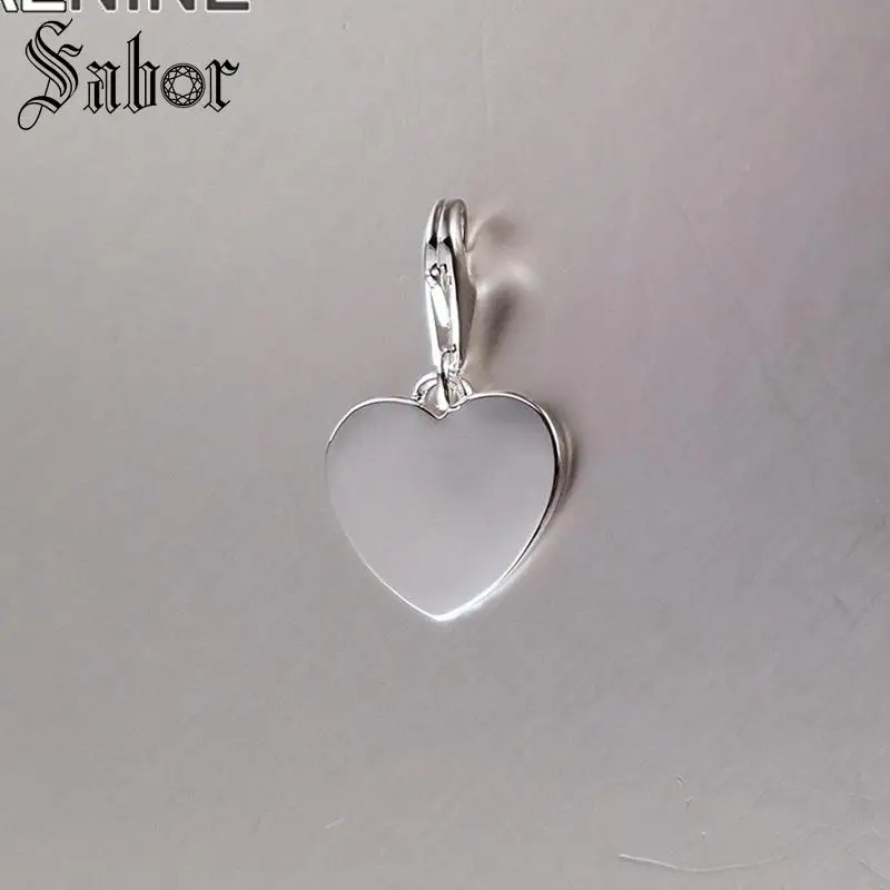 Посеребренная монета в форме сердца обеспечивает пространство для букв цифр