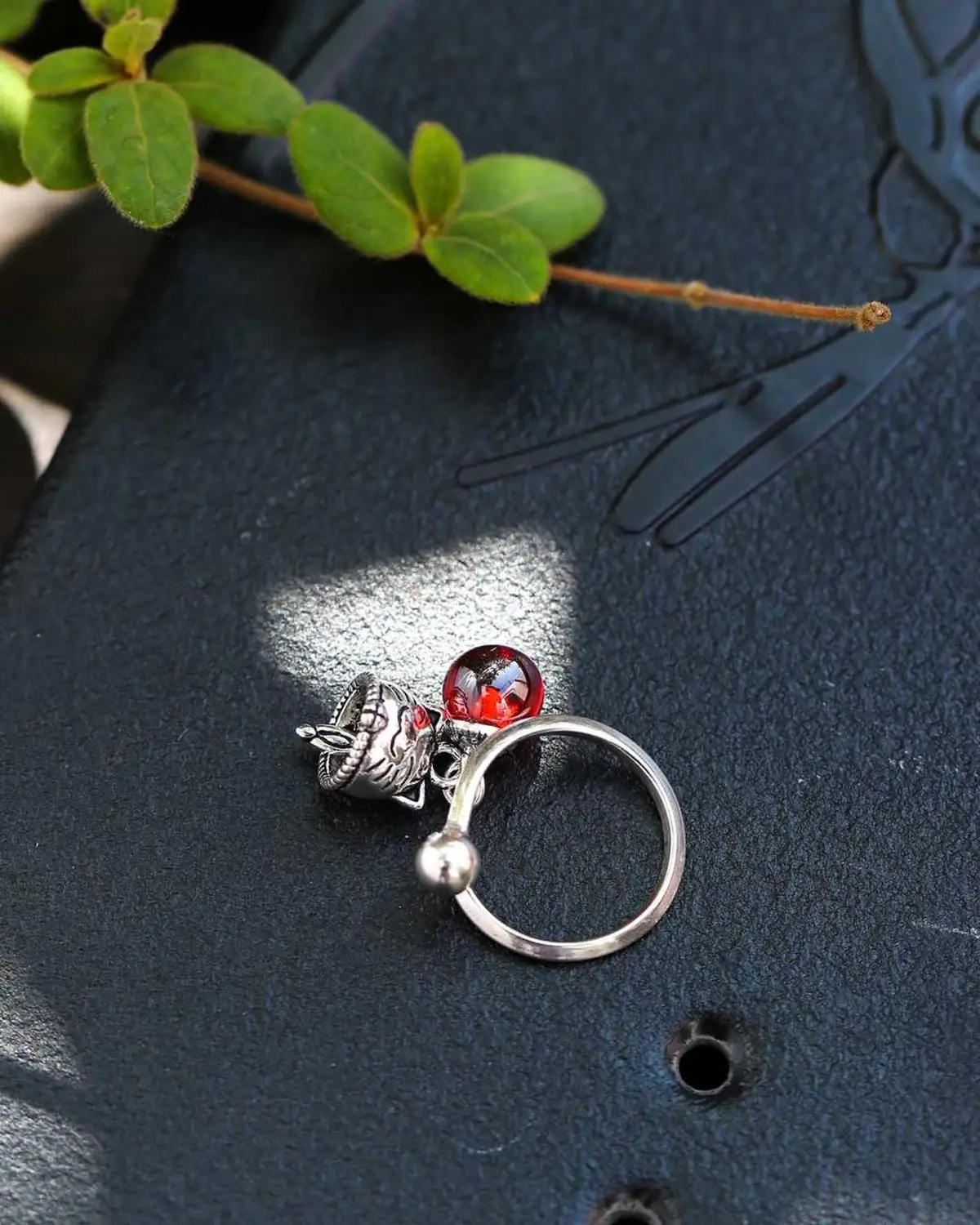 Кольцо с колокольчиком в виде кошки из серебра пробы натуральным кристаллом