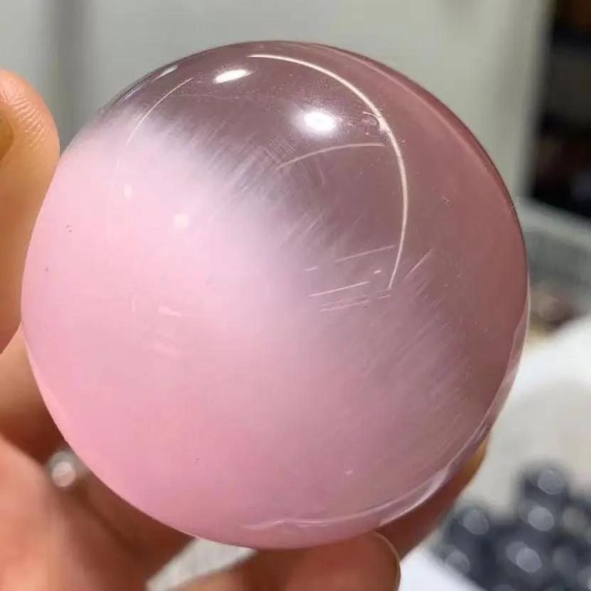 

Натуральный розовый Кристалл кошачий глаз шар кварцевый Кристальный камень кварц шар рудных подарок деревянное основание Рейки Исцеление ...