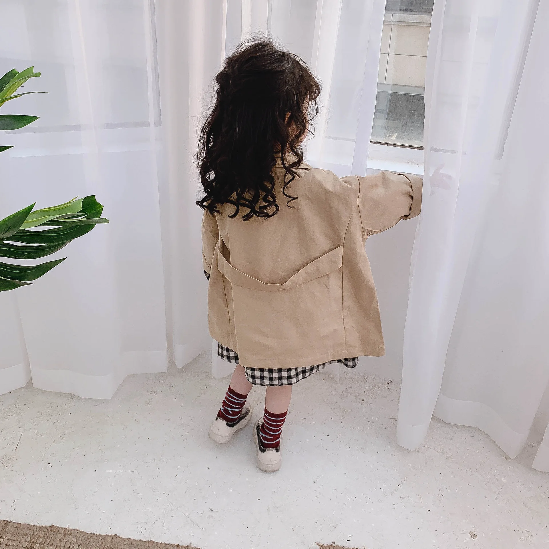 Модный хлопковый тренчкот цвета хаки/красного для маленьких девочек