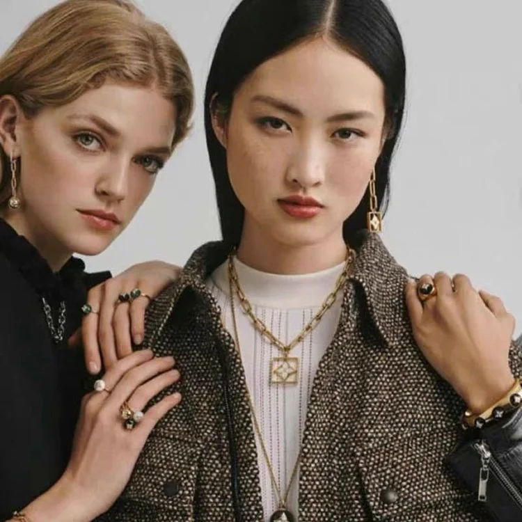 

Square Pendant White Mother-of-Pearl Diamonds Long Gold Chain Retro Earrings