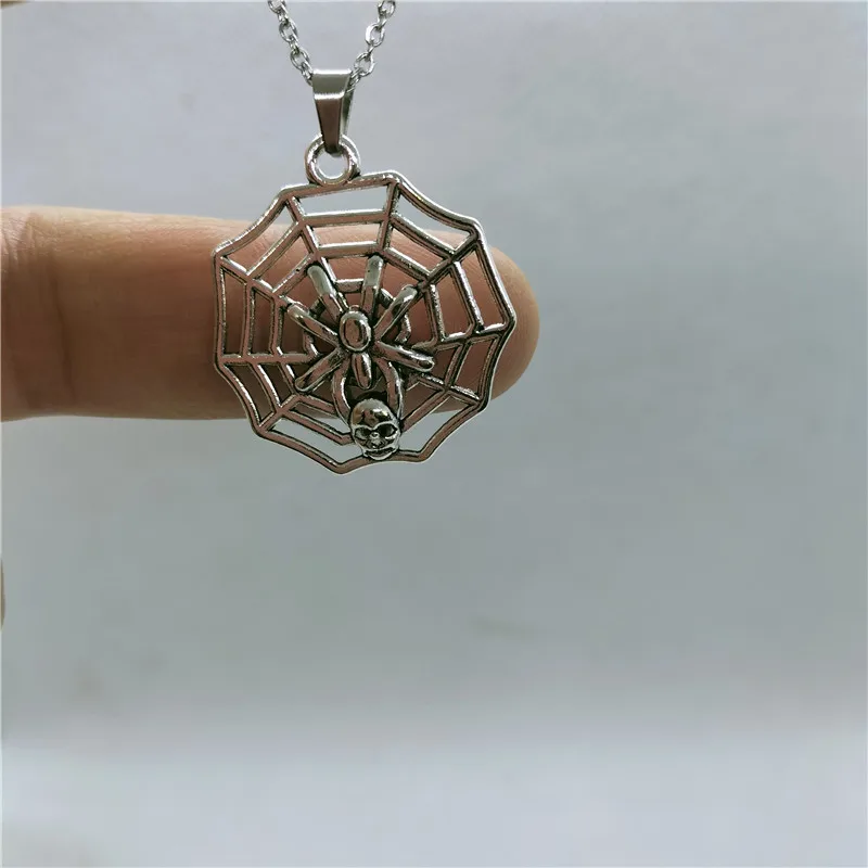 

Yungqi Vintage Halloween Skull Necklace Spider Animal Pendant Web Necklaces For Women Men Holiday Party Charm Jewelry collier