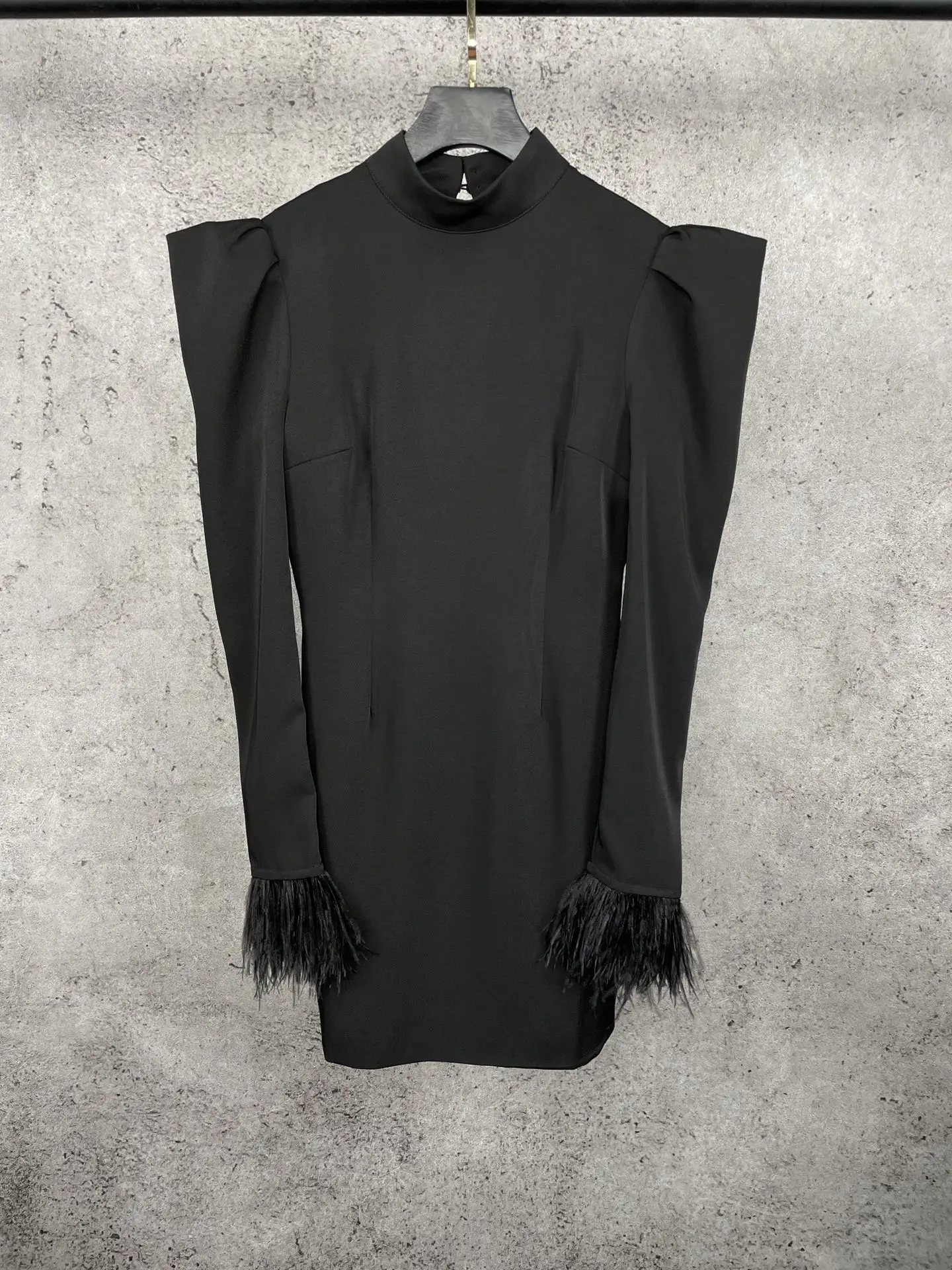 

Женское платье с воротником-стойкой и перьями, 2021