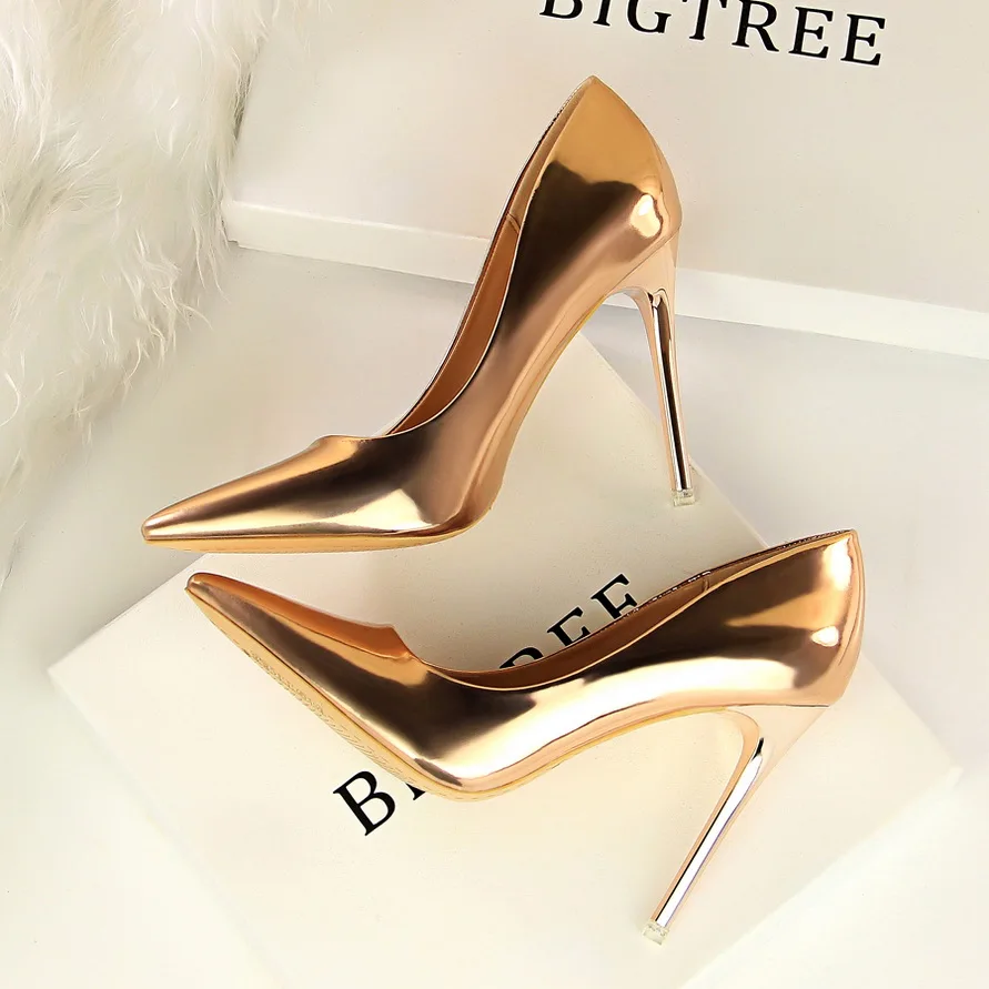 Купи 2022 Fashion Women Patent Leather High Heels Lady Pointe Toe Gold Silver Heels Pumps Female Wedding Bridal Shoes Plus Size 34-43 за 890 рублей в магазине AliExpress