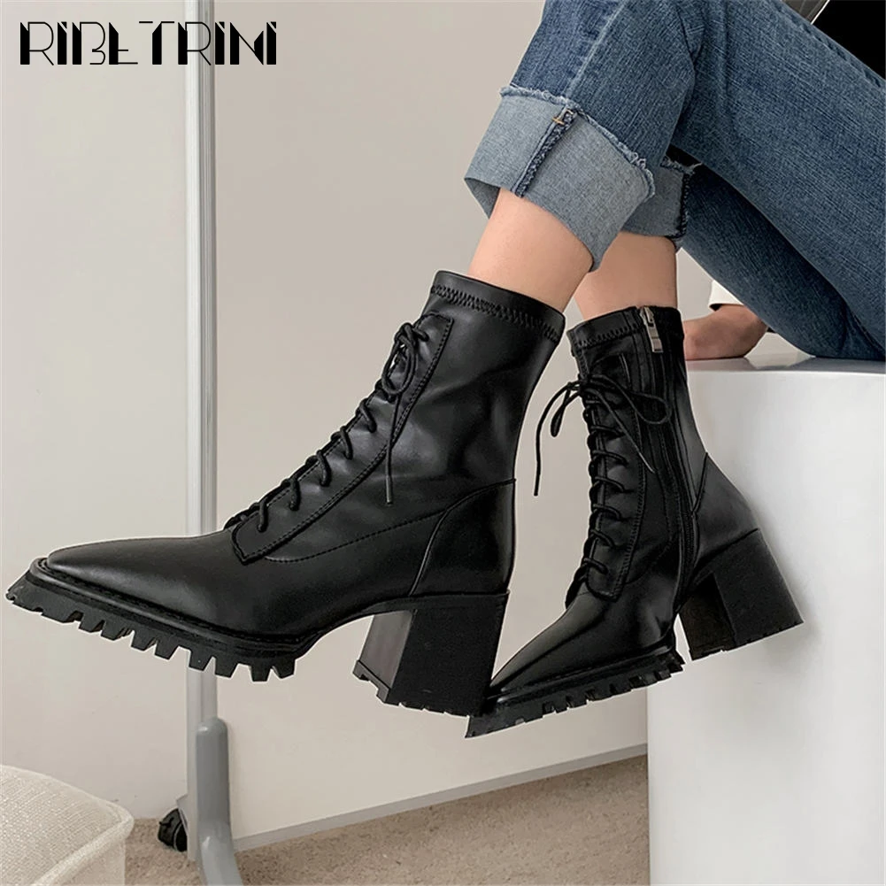 

Женские ботинки из натуральной кожи, с острым носком