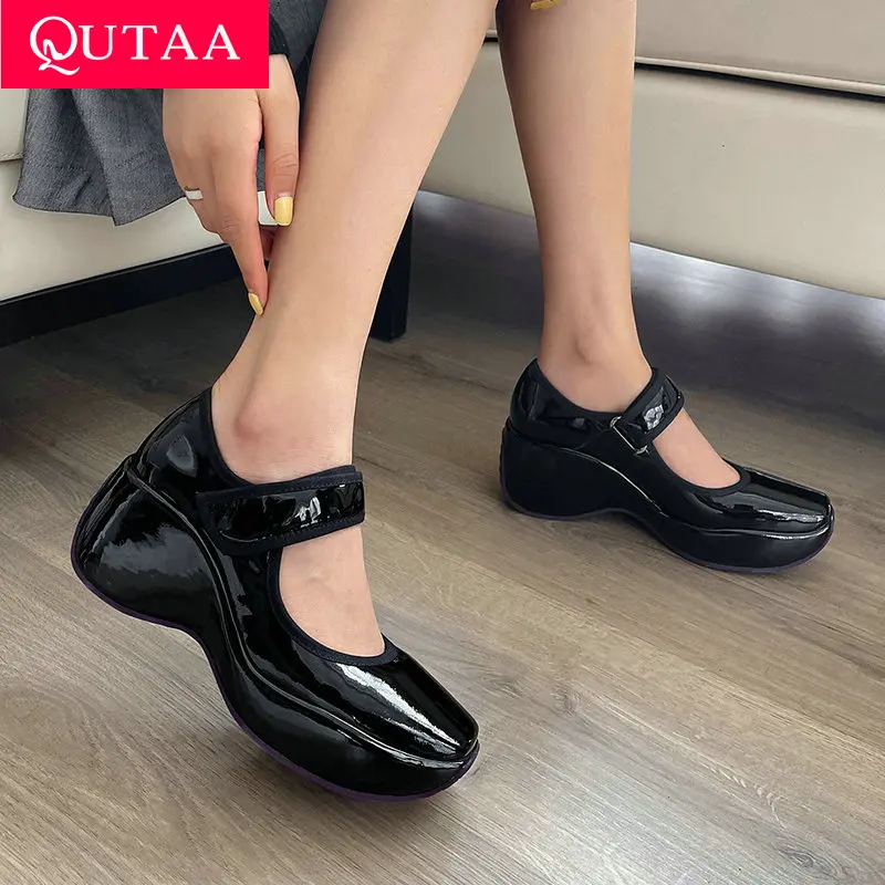 

QUTAA/2021 г. Классическая модная женская обувь из натуральной лакированной кожи весенние женские туфли на танкетке с круглым носком на застежк...