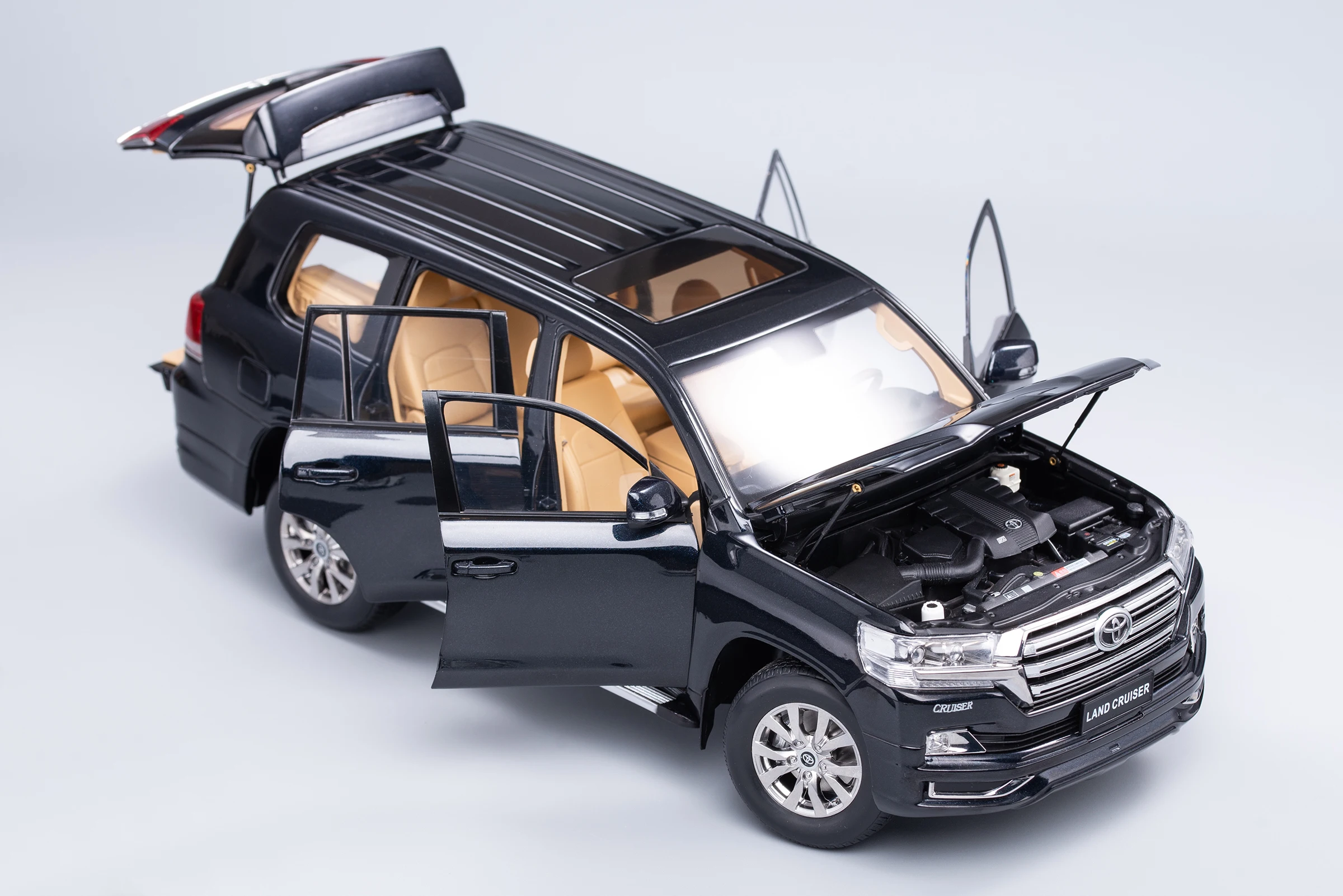 Toyota land cruiser 200 игрушка открываются двери