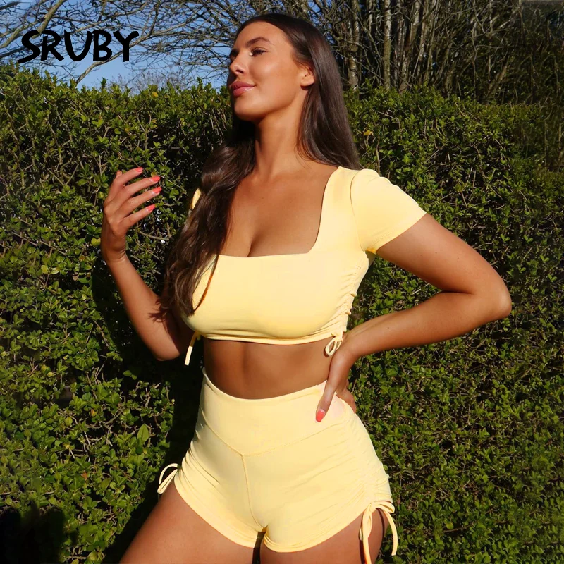 Женский комплект из двух предметов с эластичным укороченным топом и шортами 2