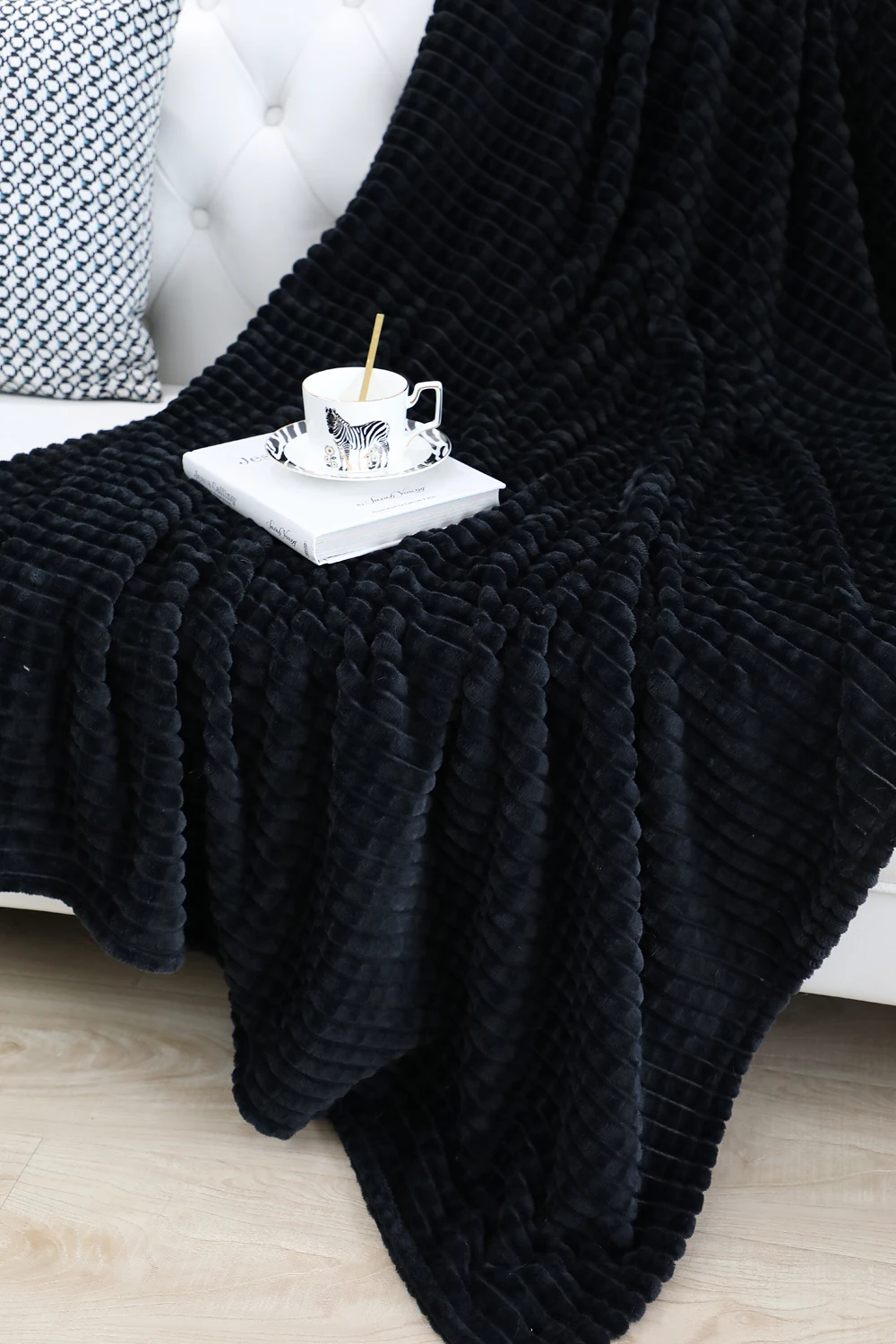 Фланелевое флисовое черное домашнее одеяло пушистое теплое для кровати дивана