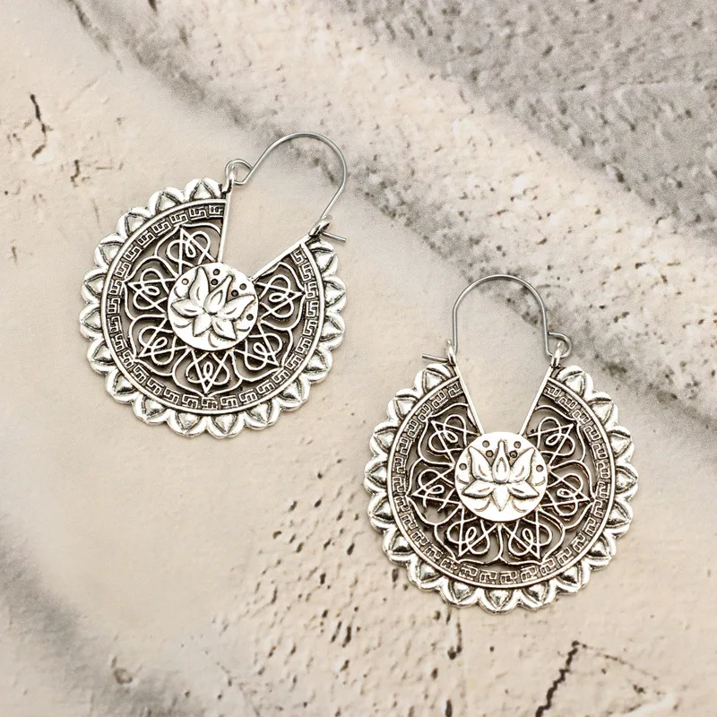 

Vintage Lotus Flower Hollow Hollow Geometric Totem Circle Stud Earrings