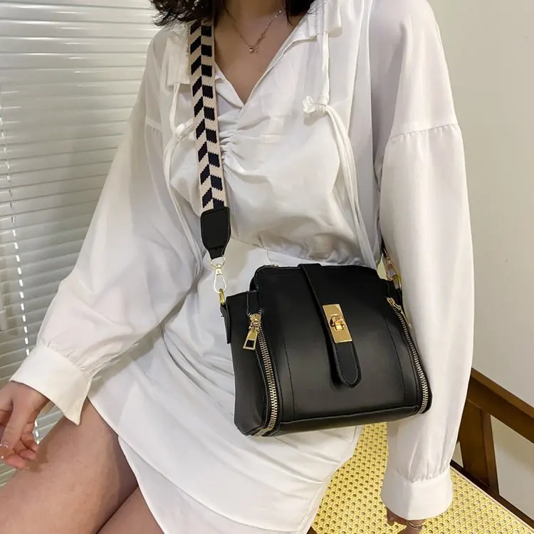 Модная женская сумка-мессенджер через плечо для девочек простые маленькие