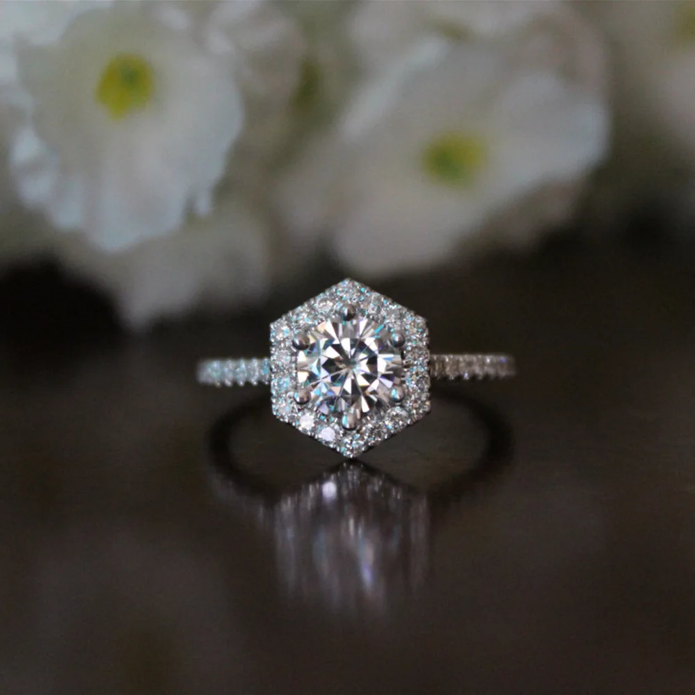 Искусственное бриллиантовое кольцо с орнаментом Moissanite белое золото предложение